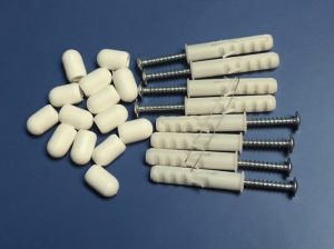 pluggen en schroeven voor plafonddroogrek