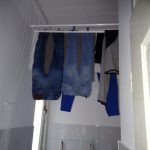 kleding aan een plafonddroogrek