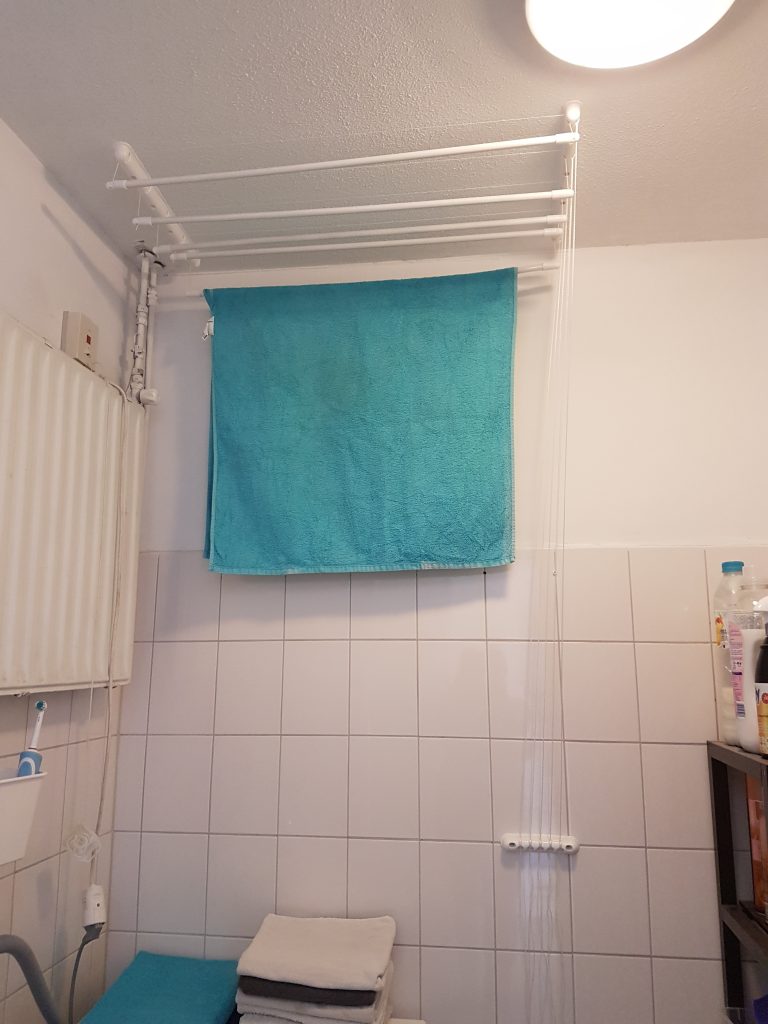 korte plafonddroogrek 5 stangen in badkamer