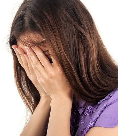 huilende vrouw om luier in wasmachine