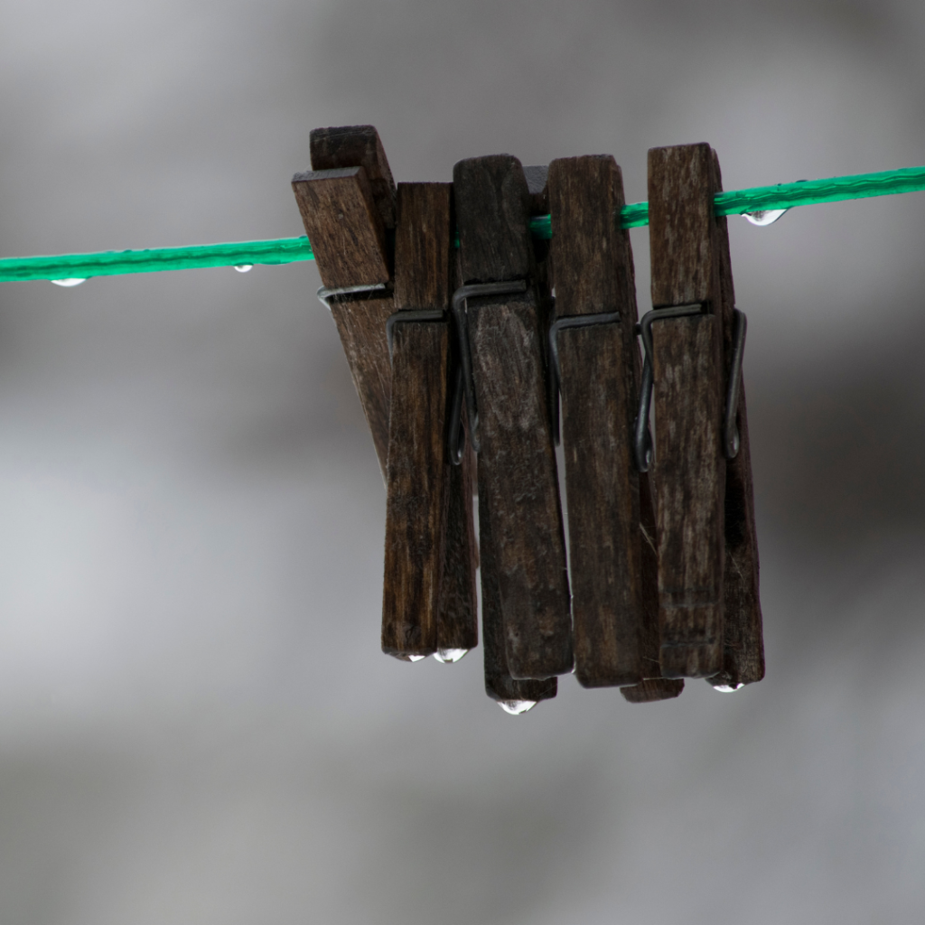 natte wasknijpers buiten