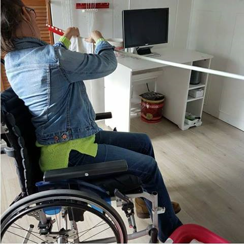 paula-hangt -de was-op een plafonddroogrek