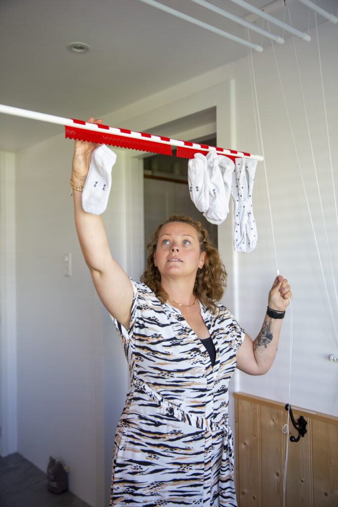 Kleingoedhouders van leifheid op een plafonddroogrek
