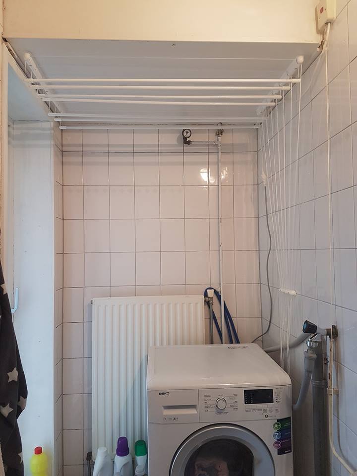 Plafonddroogrek boven wasmachine